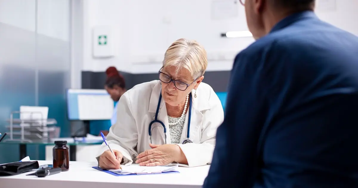 Médico assinando contrato de trabalho CLT em clínica — PleniHub Contabilidade