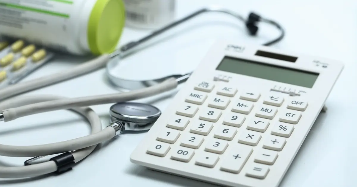 Contador calculando folha de pagamento de clínica médica — PleniHub Contabilidade