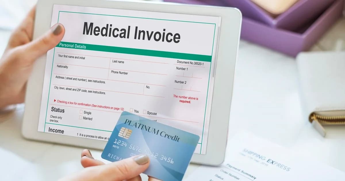 Gestora de clínica analisando inadimplência — PleniHub Contabilidade para Clínicas