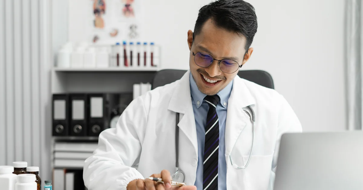 Médico com jaleco branco e estetascópio calculando impostos — Simples Nacional para Médicos 2026 PleniHub