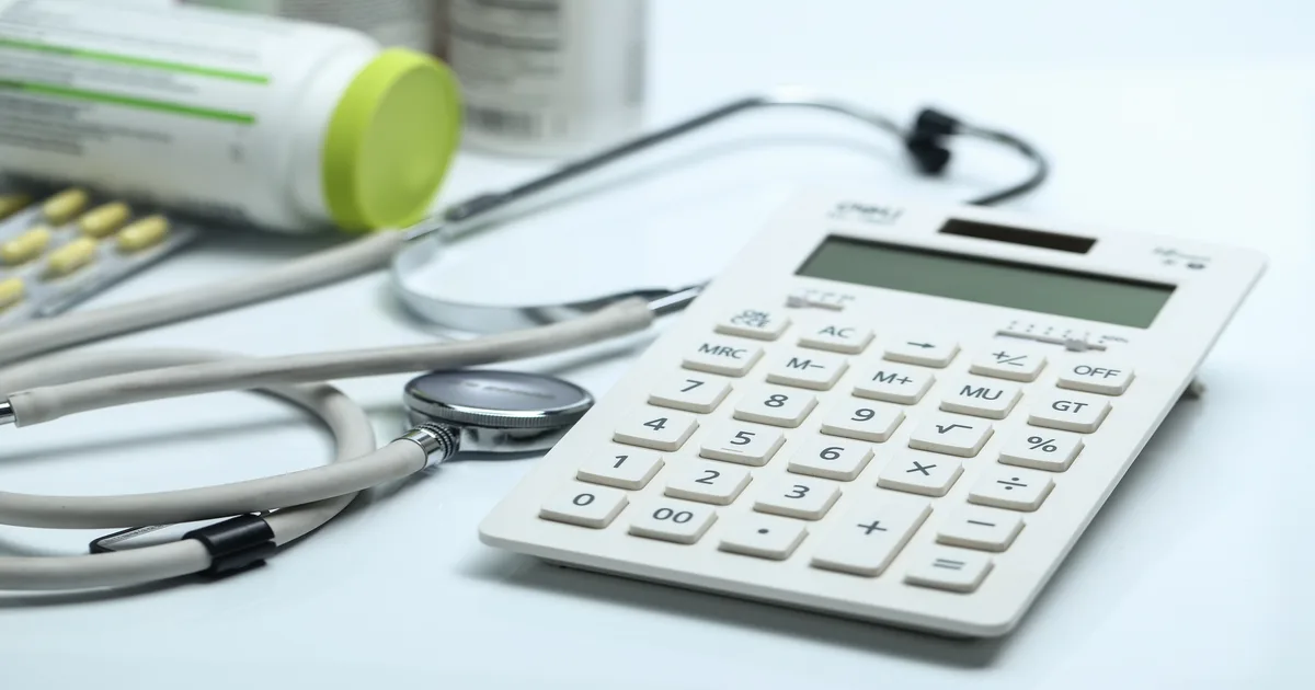 Médico calculando o Fator R no Simples Nacional com planilha financeira