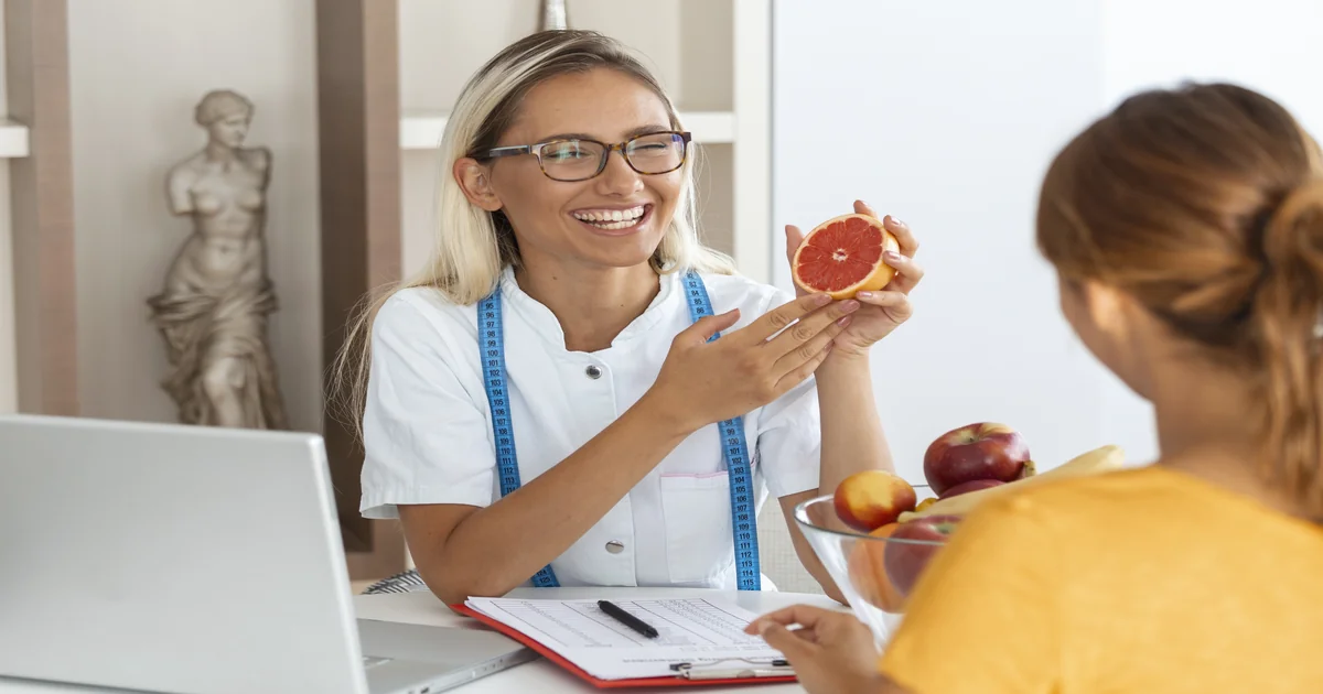 Nutricionista profissional em consultório · PleniHub Contabilidade para Nutricionistas