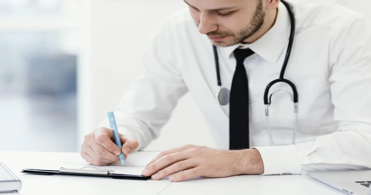 Médico assinando contrato social de clínica médica em 2026