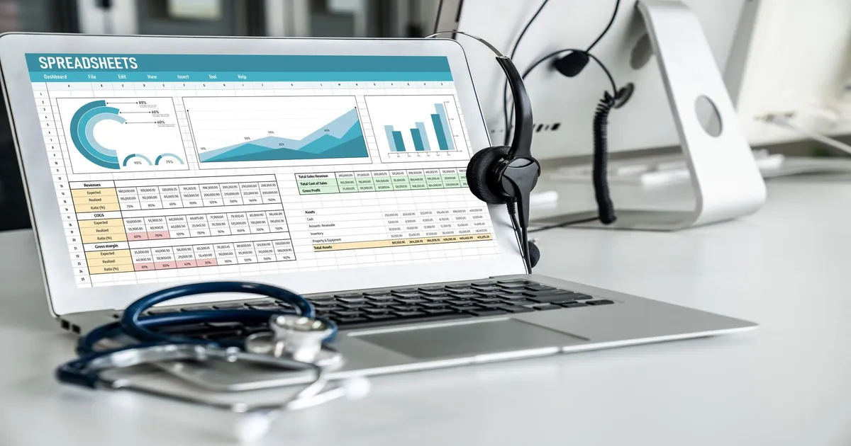 Gestora de clínica médica analisando financeiro · PleniHub Contabilidade para Clínicas