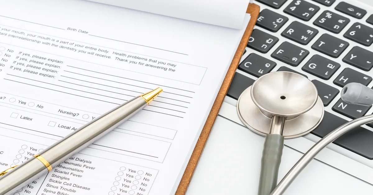 Clínica médica calculando IRPJ e CSLL no Lucro Presumido em 2026