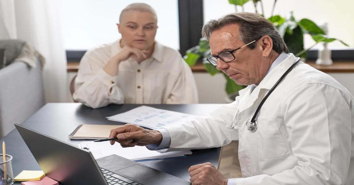 Médico analisando gráficos e documentos, simbolizando planejamento tributário e gestão financeira para 2026