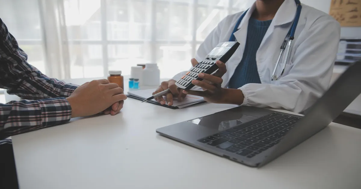 Médico analisando precificação de consultas · PleniHub Contabilidade para Clínicas