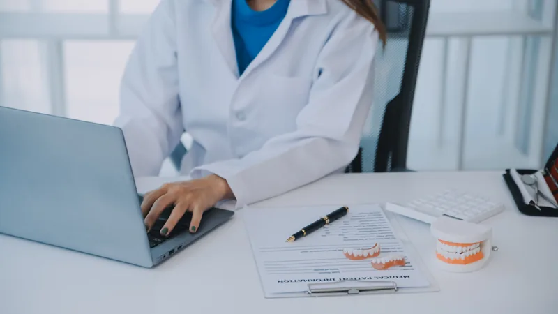 Dentista analisando documentos fiscais com lupa, simbolizando a complexidade da reforma tributária para profissionais da odontologia.