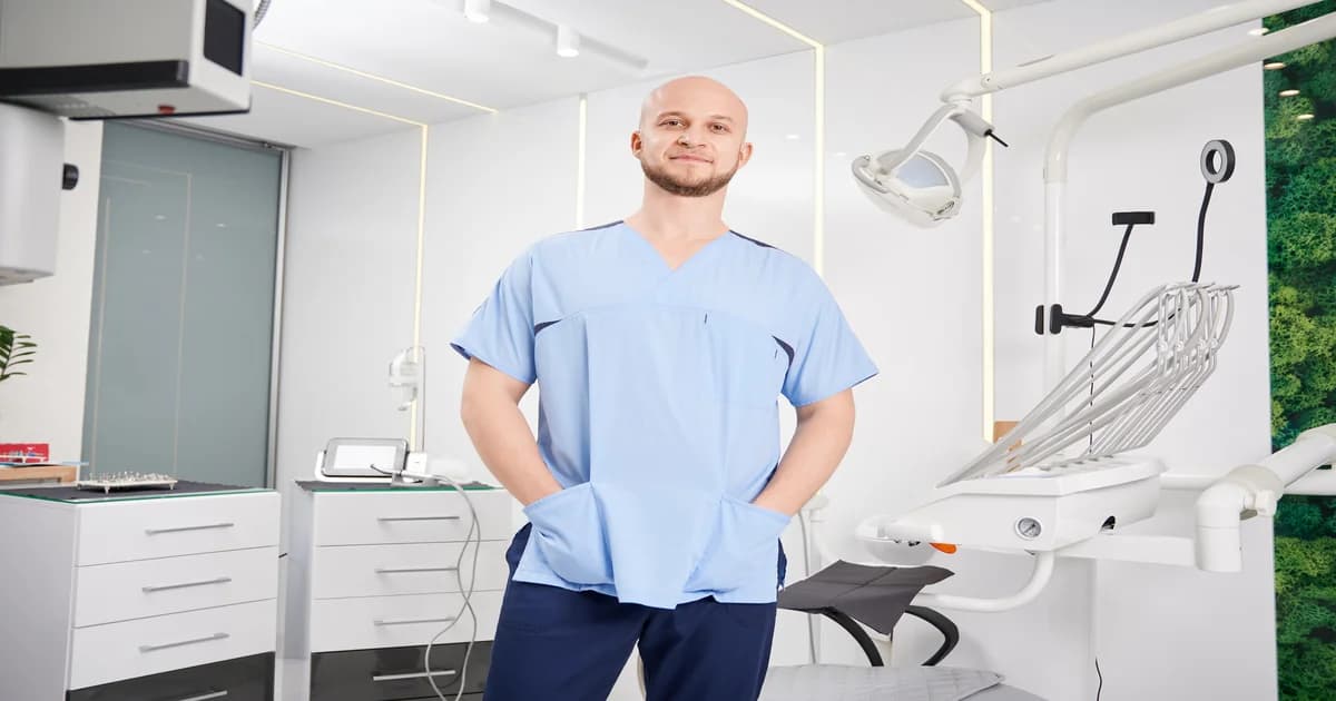 Dentista PJ analisando documentos fiscais em seu consultório, simbolizando a gestão tributária no Simples Nacional.