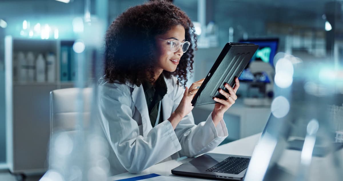 Cientista com tablet · Missão PleniHub